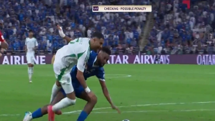 خبير تحكيمي يحسم الجدل بشأن ركلة الجزاء المحتسبة للأهلي أمام الهلال