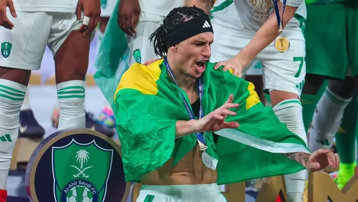 بالفيديو.. رد إيبانيز محترف الأهلي حول الانتقال إلى الهلال