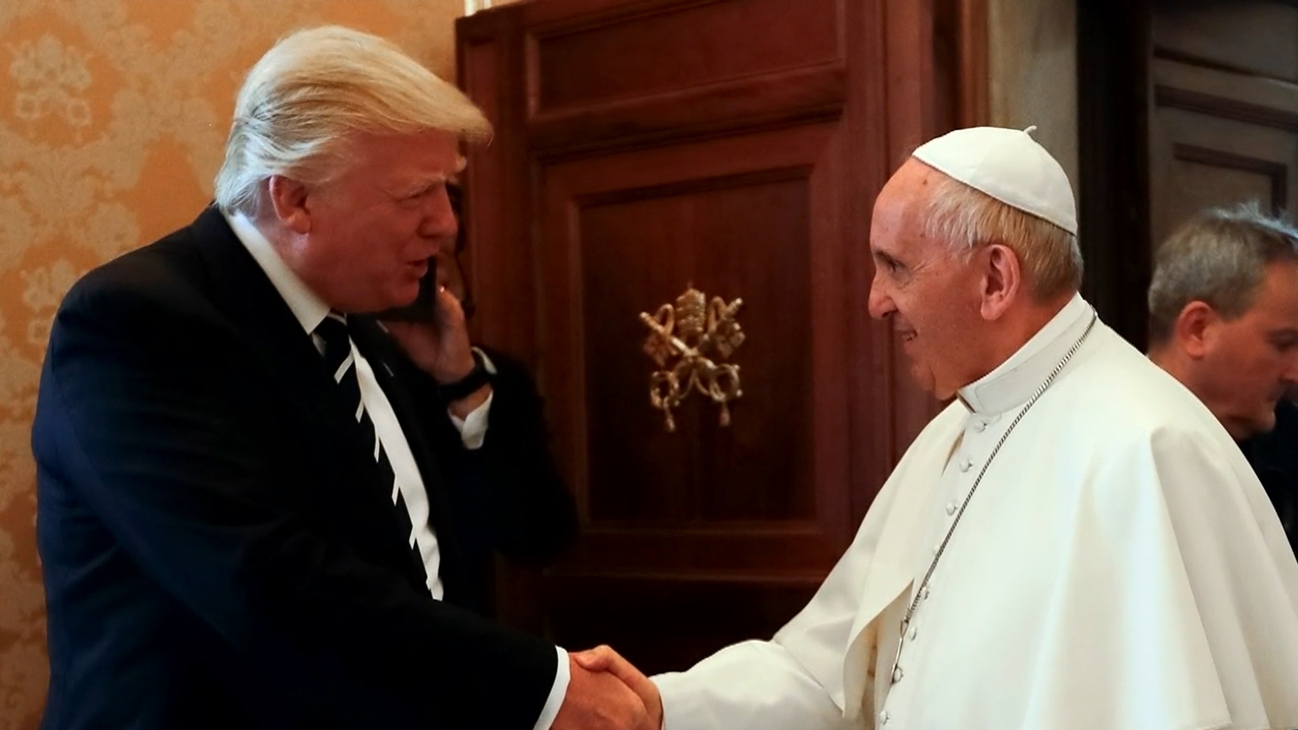 World leaders pay respects to Pope Francis