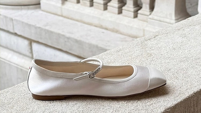 Move over, loafers—this is the flat shoe cool girls can't stop wearing