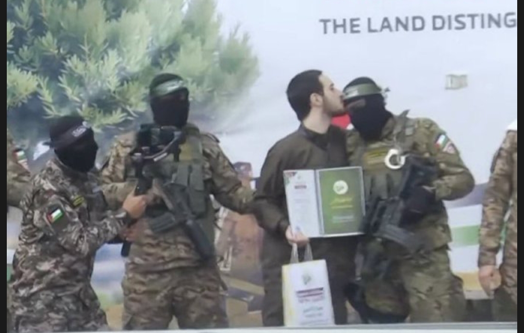 !Israeli Prisoner Shocks His People by Kissing the Heads of Al-Qassam Fighters During His Release