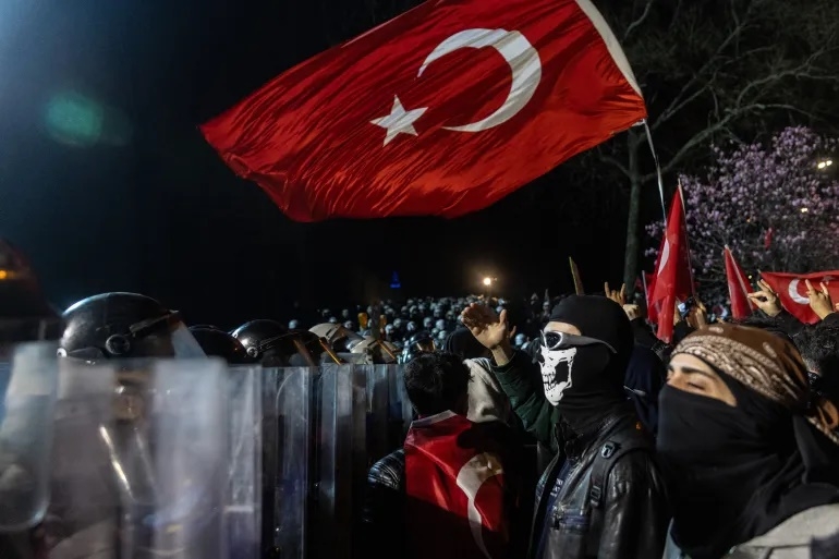 احتجاجات بإسطنبول دعما لإمام أوغلو والمعارضة تحشد ليوم السبت