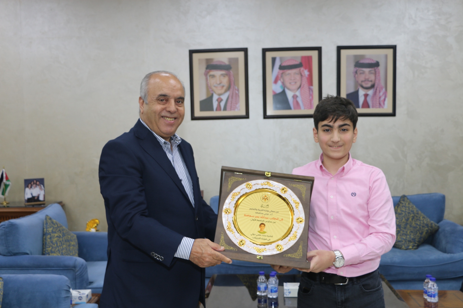المحافظة يكرم الطالب عبدالله سعافنة لمساهمته في بحث علمي دولي في فيزياء الجزيئات