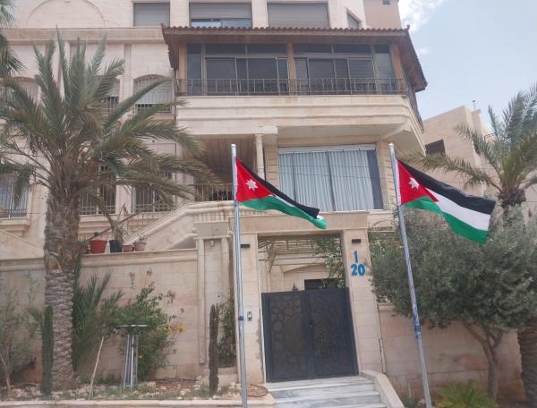 المومني يغرس ساريتي علم أمام منزله في الزرقاء