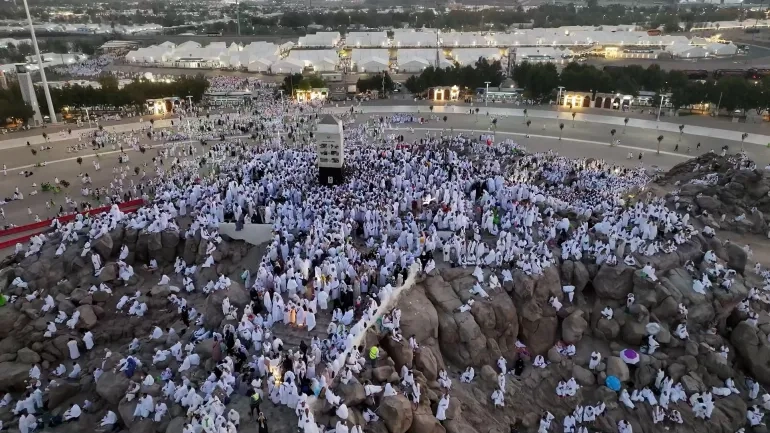 قلوب واجفة وأكف مرفوعة.. مشاهد من يوم عرفة