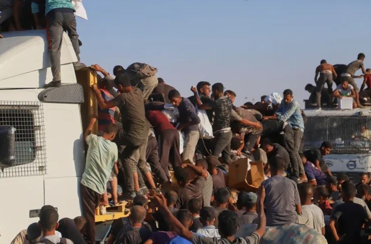 قاتل جديد في غزة.. انقلاب شاحنة مساعدات يودي بحياة 20 فلسطينيا