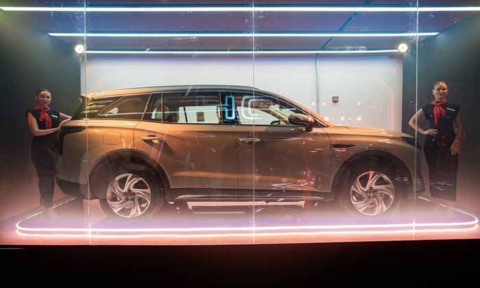 Abu Dubai Influencers Compete in a Head-To-Head Reveal to Launch the New 2025 Hongqi H6 and HS7 Models