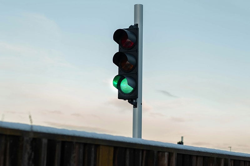 Driving in Dubai: how to get the traffic light to turn green