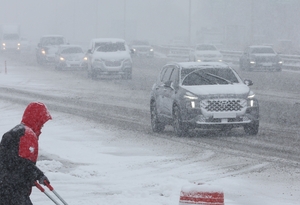 Heavy snowfall cripples transportation as cold wave continues