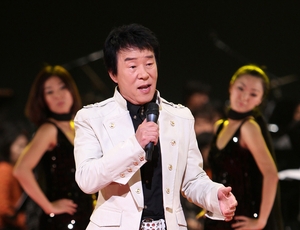 Veteran trot singer Song Dae-kwan dies at 78