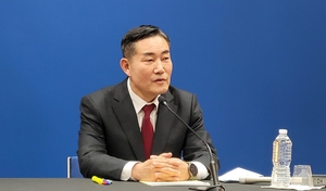 Shin, Waltz hold talks, reaffirm NK denuclearization goal