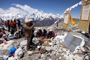 Nepal holds tribute for disappearing glacier