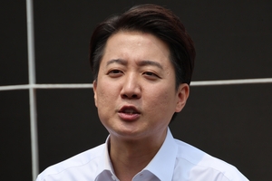 Lee Jun-seok slammed for 'displaying misogyny' at debate