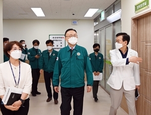 Watchful of summer COVID-19 resurgence, Korea urges older adults to get vaccinated
