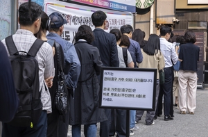 With over 22% of votes already cast, rival candidates in last-minute push for swing voters