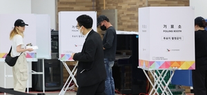 Election worker apprehended after allegedly casting vote on husband's behalf
