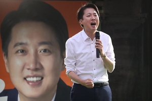 Lee Jun-seok proves political potential, but criticized for merger refusal