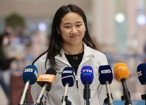 Badminton star An Se-young returns victorious