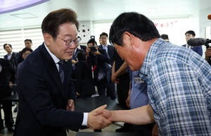 [Photo News] Lee Jae-myung visits border village on Day 2 of border tranquility