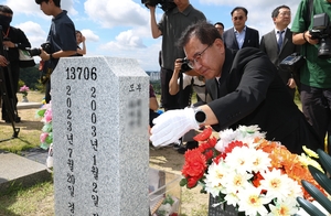 Special counsel visits Marine's grave