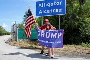 18_US lawmakers visit 'Alligator Alcatraz'