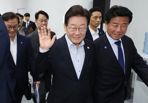 Lee visits Busan, pledges swift relocation of oceans ministry