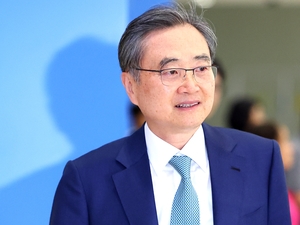 FM Cho says Lee-Trump summit unlikely to be delayed to next month