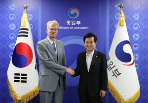 Unification minister discusses NK issues with Swedish envoy