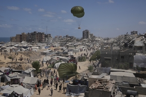 Israeli strikes kill journalists and aid-seekers