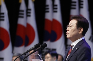 Lee says no plans to absorb N. Korea, urges Japan to face up to history for future