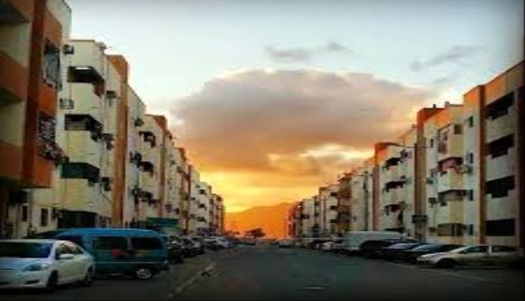 عدن.. مواطن يشكو من تدهور صحته بعد تناول وجبة في مطعم