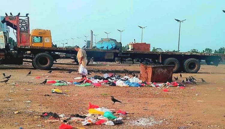 في أرض النفط والغاز.. رجل مسنّ يفتش القمامة بحثاً عن طعام!