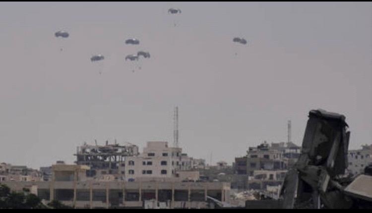 لحظات تحبس الأنفاس لشاب فلسطيني من غزة يوثق عملية إسقاط مساعدات إنسانية من الجو