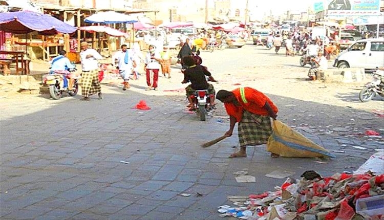 عمال النظافة في لحج يمهلون السلطة 10 أيام: رواتب لا تكفي ليوم واحد وبيئة عمل قاتلة