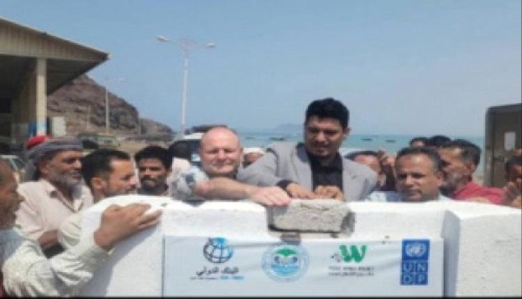 عدن.. وضع حجر أساس مشروع تأهيل مركز الإنزال السمكي في فقم بالبريقة
