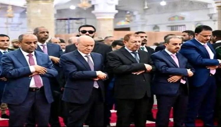 صلاة أم جلسة تصوير؟.. ناشطون يشككون في "خشوع" العليمي ويستدعون خبراء قراءة لغة الجسد!