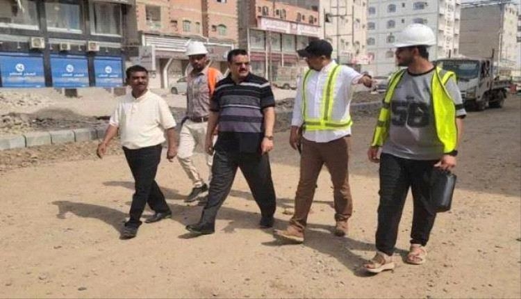 الداؤودي يتفقد العمل في مشروع زفلتته شارع الخمسين بالمنصورة