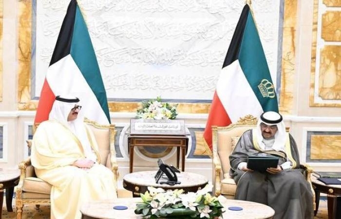 أمير الكويت يتسلم دعوة خادم الحرمين الشريفين لحضور القمة الخليجية الأمريكية