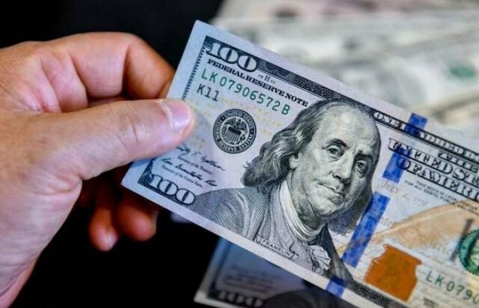 الدولار يواصل التراجع وسط حذر الفيدرالي وترقب المحادثات الأمريكية اليابانية