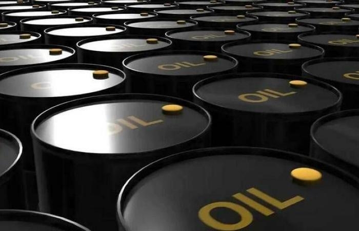 أسعار النفط تهبط مع ترقب نتائج المفاوضات النووية ومباحثات أوكرانيا