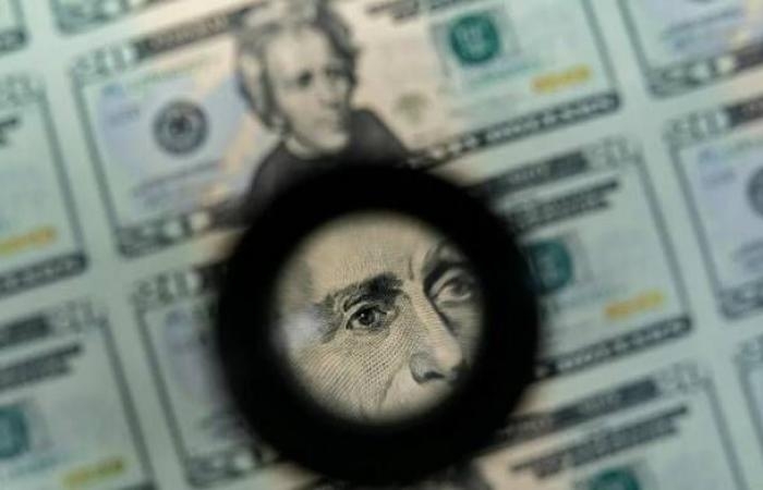 الدولار يتجه لانخفاض أسبوعي وسط مخاوف بشأن المالية الأمريكية