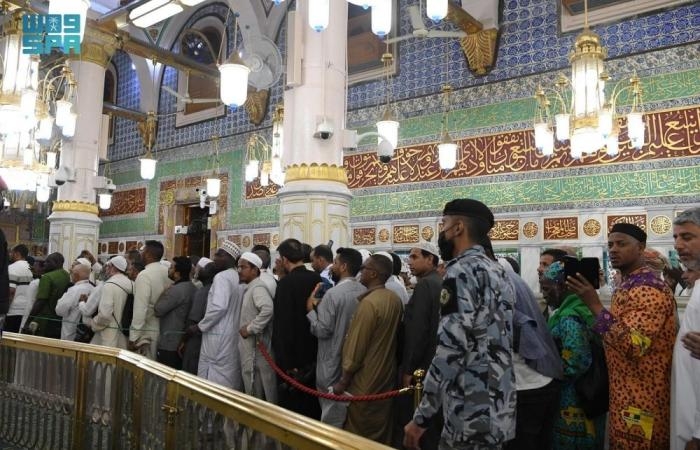 إرشاد وتنظيم لدخول المصلين إلى الروضة