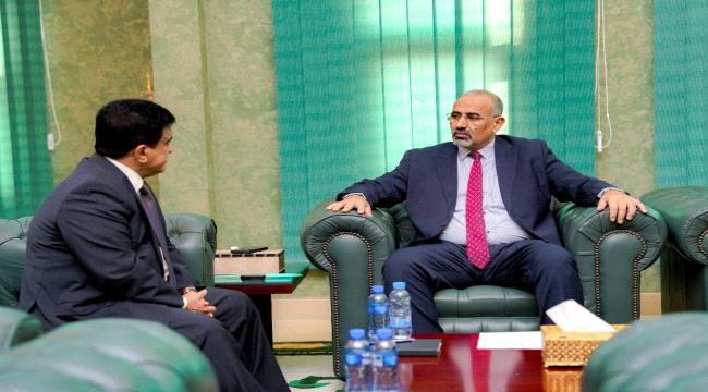 "الزبيدي" يطلع على جهود تشغيل مصافي عدن وتأمين وقود الكهرباء