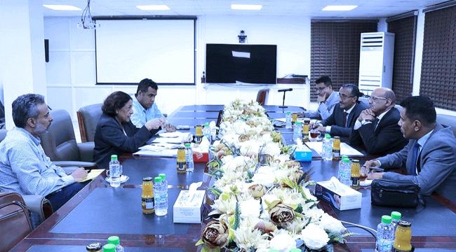 محافظ المركزي اليمني وفريق خبراء لجنة العقوبات يبحثان أثر التهديدات الحوثية على الوضع الاقتصادي