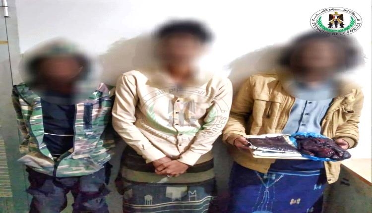 قوات حزام طوق عدن توقف ثلاثة متهمين بحيازة هذه الكمية من الحشيش المخدر