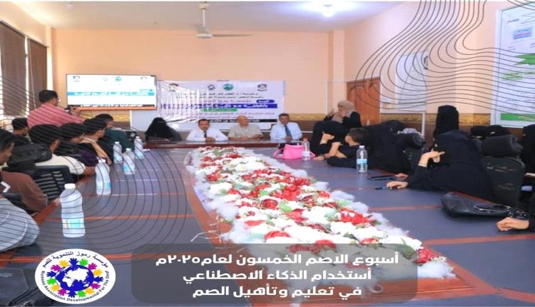دورة تدريبية بلغة الإشارة بكلية العلوم الإدارية لطلاب المستوى الأول