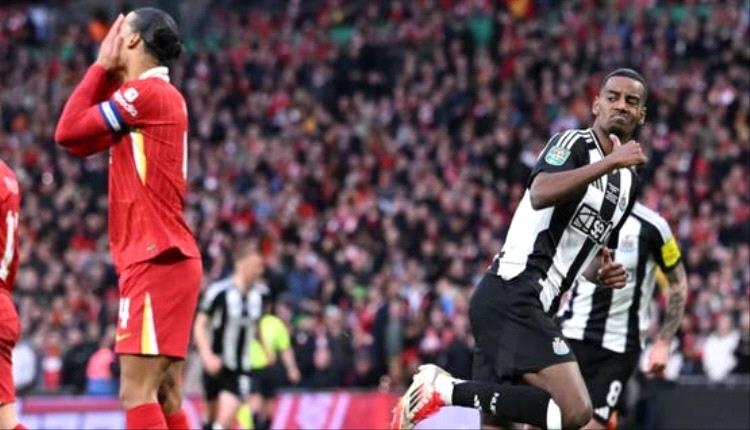 نيوكاسل يرد على عرض ليفربول لضم إيساك