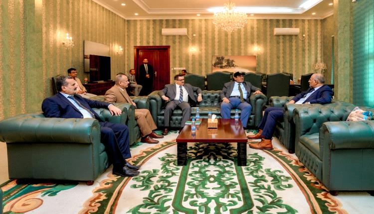 الرئيس الزُبيدي يوجّه بتأهيل مطار عدن وتحسين الخدمات