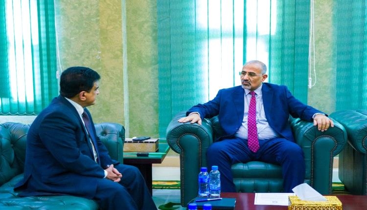 الرئيس الزُبيدي يتابع جهود تشغيل مصافي عدن وترتيبات توفير وقود الكهرباء