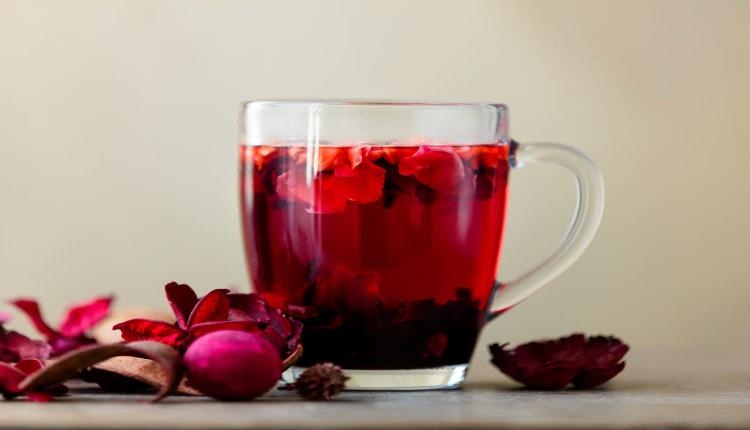 احذر الإفراط.. الكركديه قد يخفض ضغطك أكثر مما ينبغي!